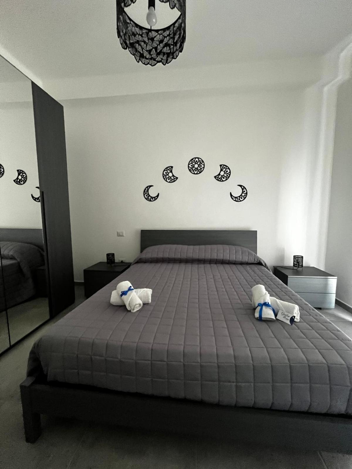 Goodbye Moon Apartment Brindisi Bagian luar foto
